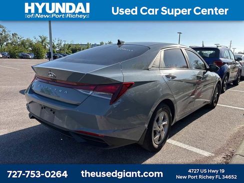 Used 2023 Hyundai Elantra SE image 3