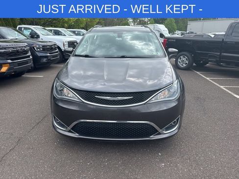 Used 2017 Chrysler Pacifica Touring-L w/ Tire & Wheel Group FWD image 2