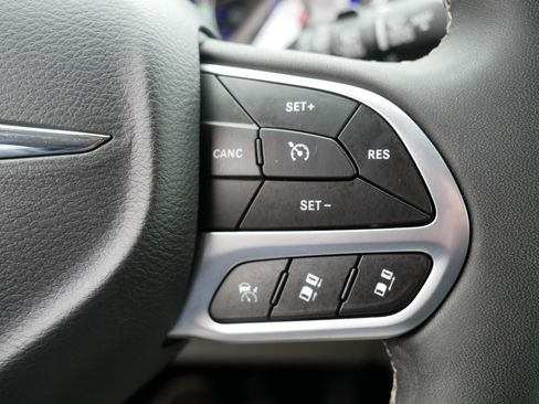 Used 2024 Chrysler Pacifica Touring-L FWD image 29