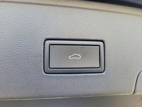 Certified 2023 Volkswagen Atlas Cross Sport SE w/ Panoramic Sunroof Package AWD/4WD image 9