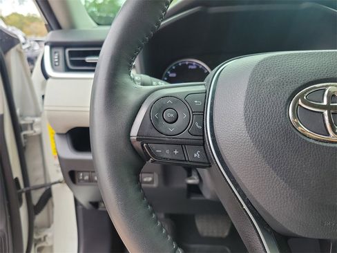 Used 2022 Toyota RAV4 XLE Premium image 28
