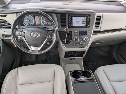 Used 2018 Toyota Sienna XLE Premium image 32