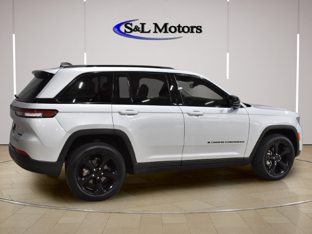 Used 2023 Jeep Grand Cherokee Limited w/ Black Appearance Package AWD/4WD image 8