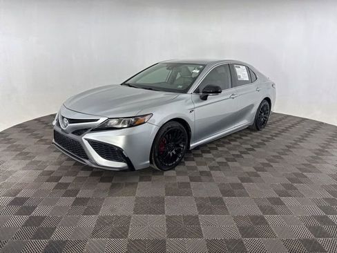Used 2022 Toyota Camry SE image 3