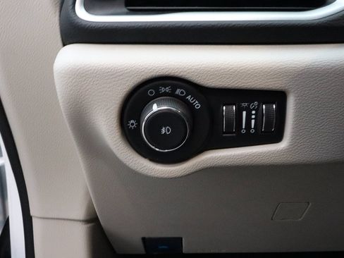 Used 2023 Chrysler Pacifica Touring-L FWD image 15