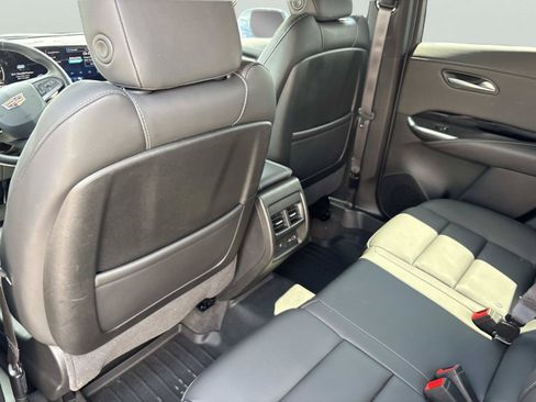 Used 2024 Cadillac XT4 Luxury w/ Cold Weather Package FWD image 16