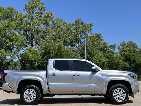 Used 2025 Toyota Tacoma SR5 AWD/4WD image 3