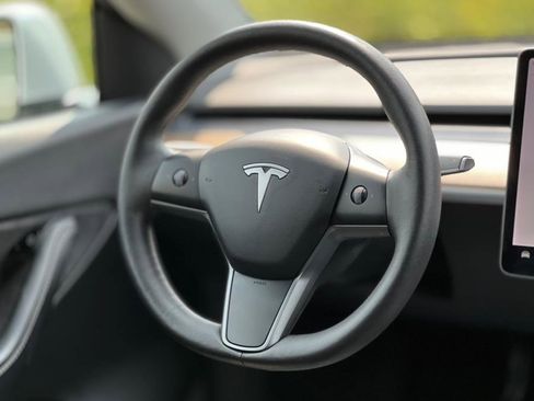 Used 2022 Tesla Model Y Long Range image 16