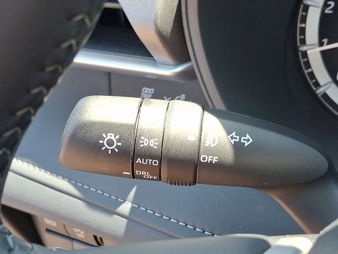 Used 2025 Toyota Highlander LE AWD/4WD image 25