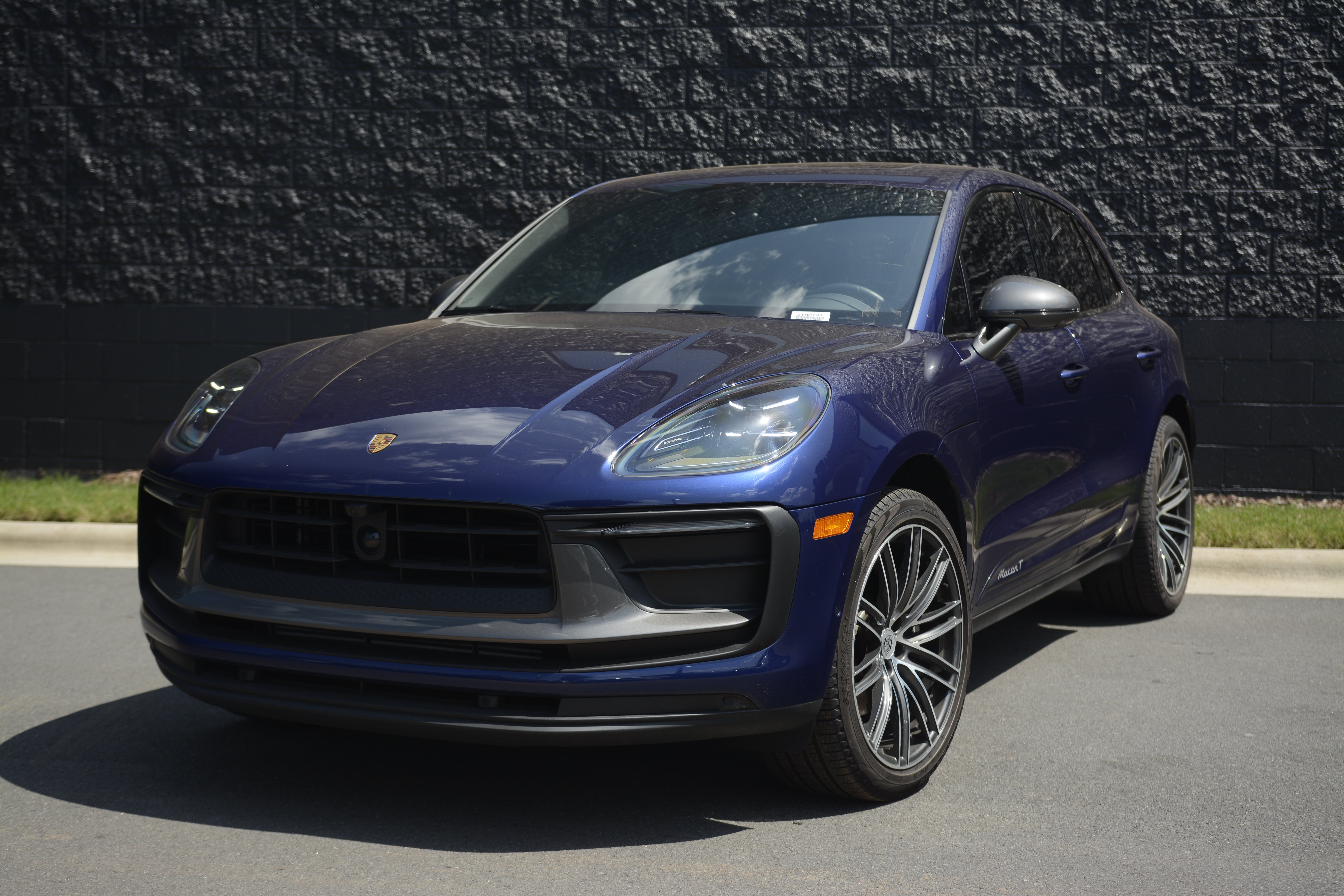Certified 2026 Porsche Macan AWD/4WD image 1