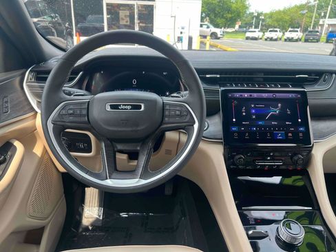 Used 2023 Jeep Grand Cherokee Limited AWD/4WD image 24