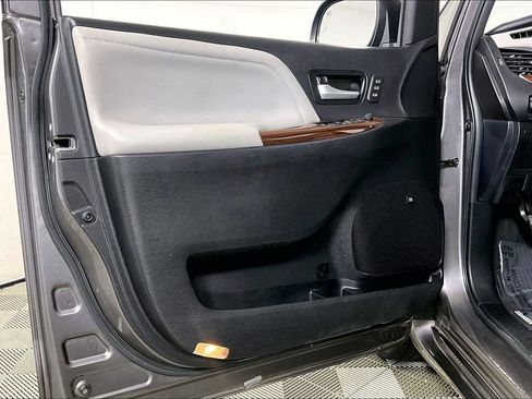 Used 2017 Toyota Sienna Limited Premium w/ Advanced Technology Package image 23