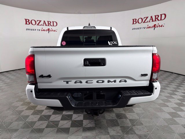 Used 2022 Toyota Tacoma SR5 AWD/4WD image 9