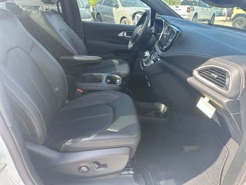 New 2026 Chrysler Pacifica Select image 55