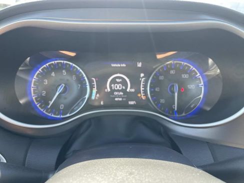 Used 2025 Chrysler Pacifica Select FWD image 13