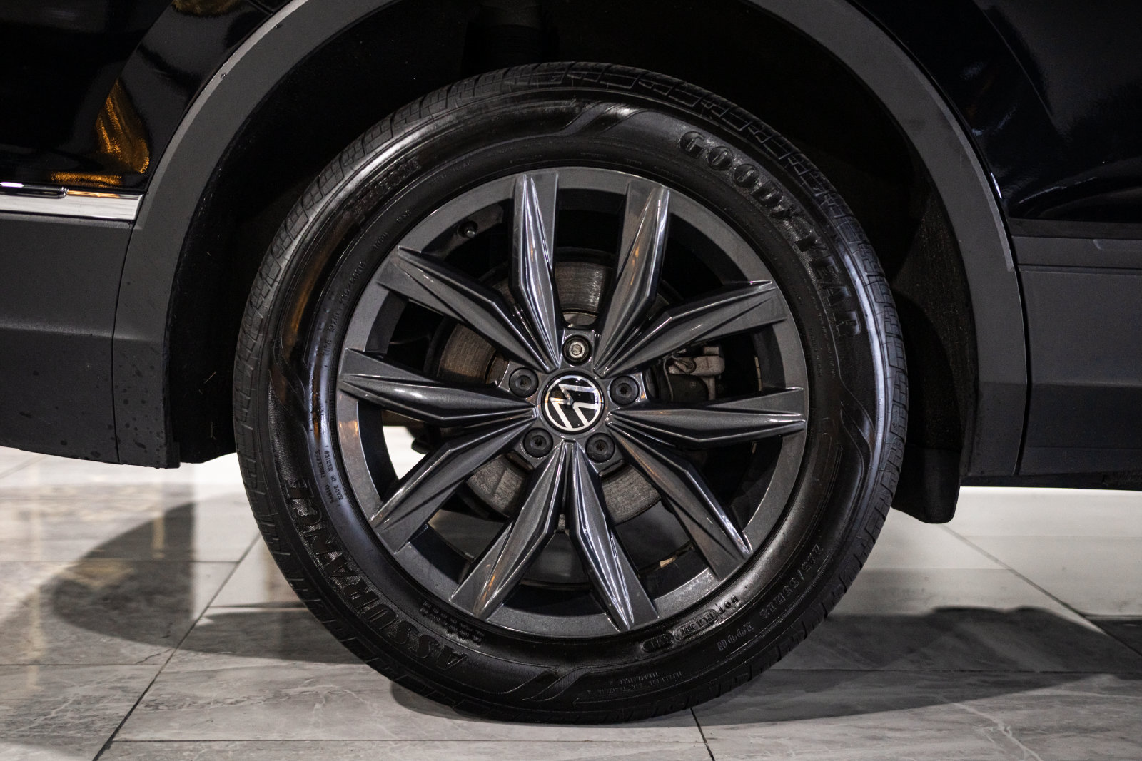 Used 2024 Volkswagen Tiguan SE AWD/4WD image 31