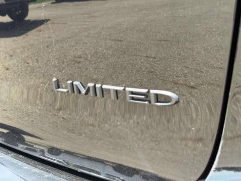 Used 2025 Chrysler Pacifica Limited FWD image 8