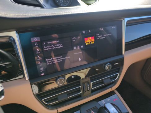 Certified 2022 Porsche Macan S image 18