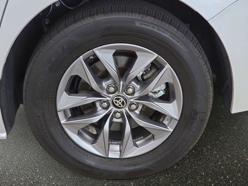 Used 2024 Toyota Sienna XLE image 32