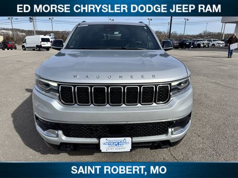 Used 2023 Jeep Wagoneer 4WD image 2