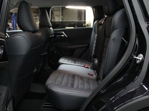 New 2025 Mitsubishi Outlander SE image 24