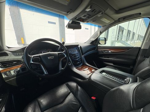 Used 2019 Cadillac Escalade Luxury RWD image 9