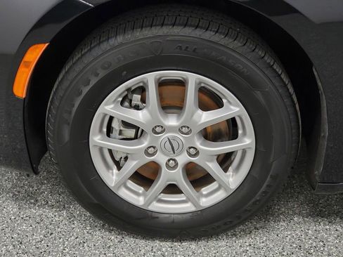 Used 2024 Chrysler Pacifica Touring-L image 8