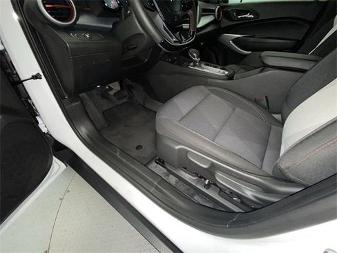 Used 2025 Chevrolet Trax RS image 12
