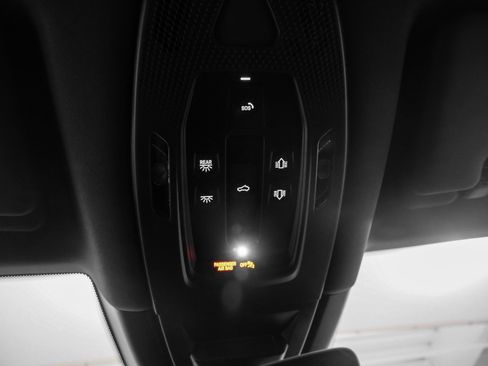 Used 2025 Porsche Cayenne image 33