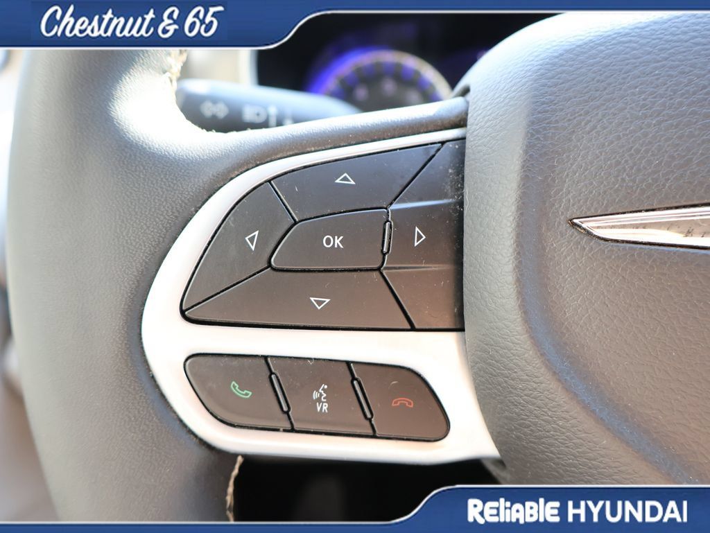 Used 2023 Chrysler Pacifica Touring-L AWD/4WD image 25
