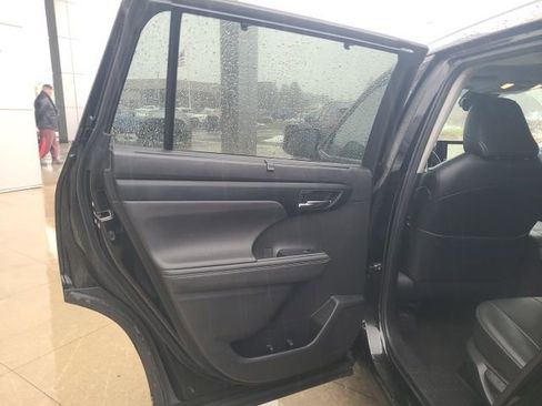 Used 2024 Toyota Highlander XLE image 15