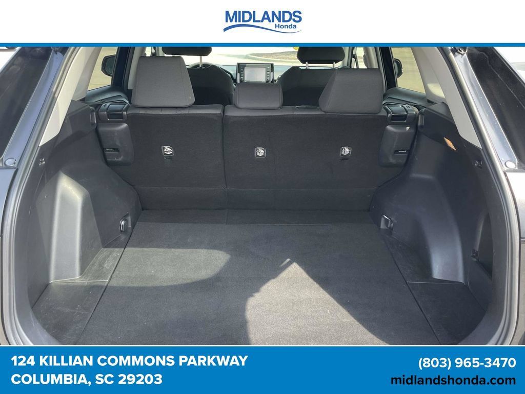 Used 2021 Toyota RAV4 XLE AWD/4WD image 8