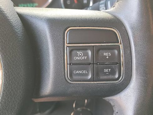 Used 2017 Jeep Wrangler Unlimited Sahara w/ Connectivity Group AWD/4WD image 19