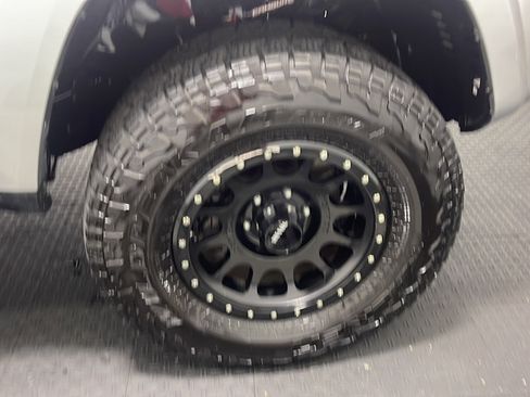 Used 2017 Toyota 4Runner SR5 AWD/4WD image 22