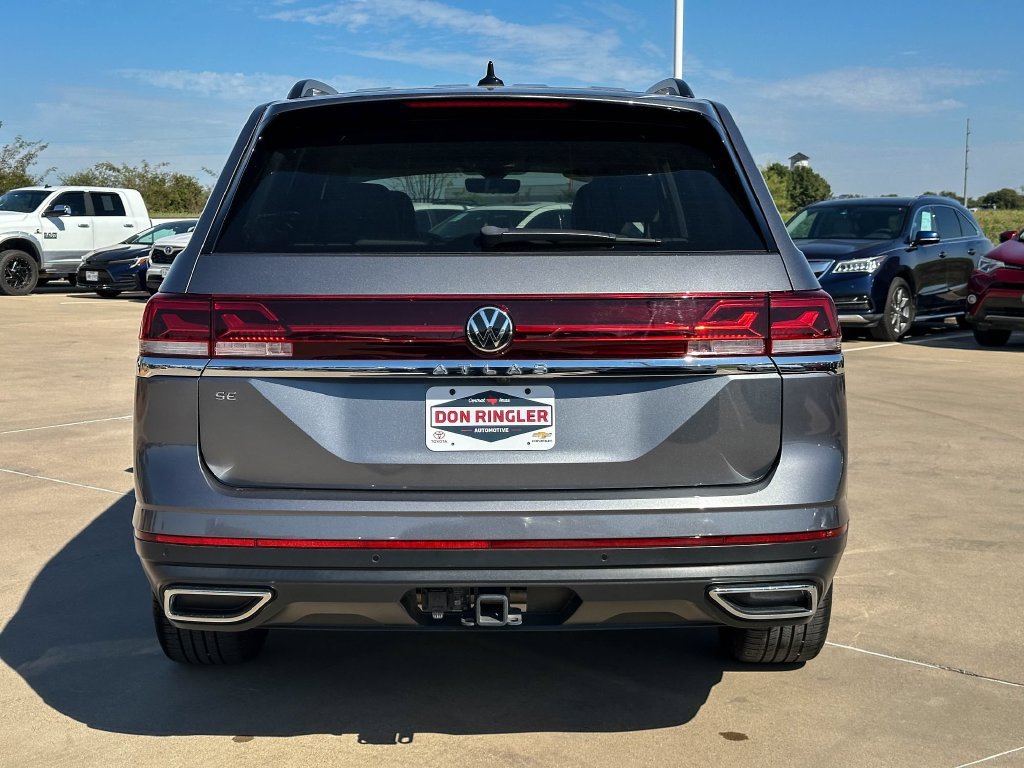 Used 2024 Volkswagen Atlas SE w/ Panoramic Sunroof Package FWD image 4