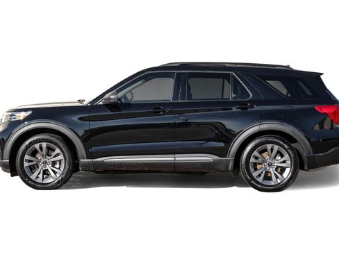 Used 2021 Ford Explorer XLT w/ Equipment Group 202A image 10