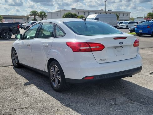 Used 2018 Ford Focus SE w/ SE Appearance Package FWD image 4