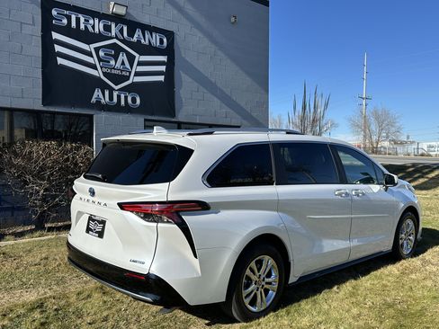 Used 2025 Toyota Sienna Limited image 7