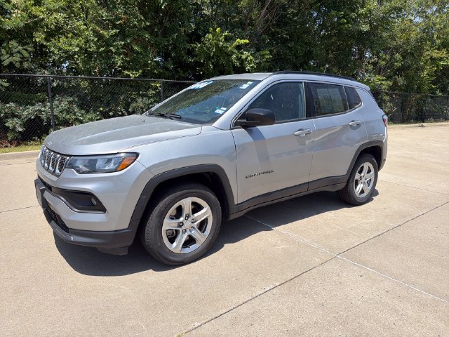 Used 2024 Jeep Compass Latitude AWD/4WD image 2