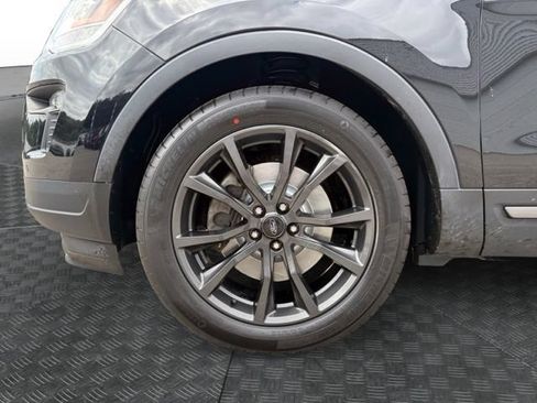 Used 2018 Ford Explorer XLT w/ Equipment Group 202A FWD image 14