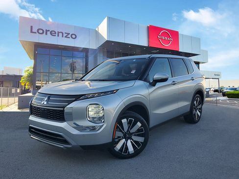 Used 2025 Mitsubishi Outlander SE image 1