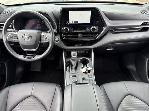 Certified 2025 Toyota Highlander XSE AWD/4WD image 2
