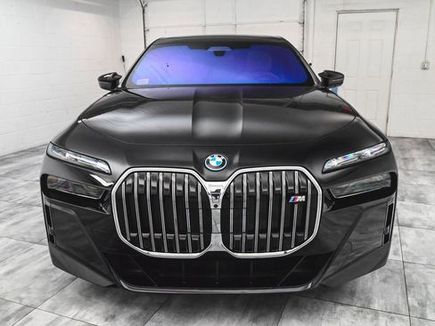 Used 2024 BMW i7 M70 w/ Executive Package image 2