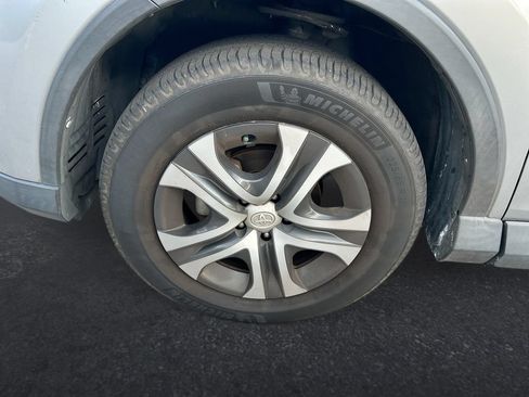 Used 2018 Toyota RAV4 LE FWD image 10