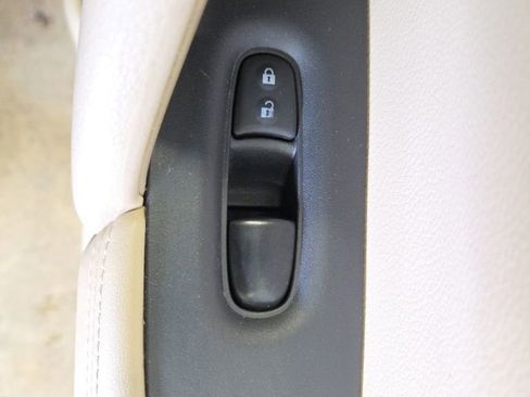 Used 2017 Nissan Rogue SV image 22