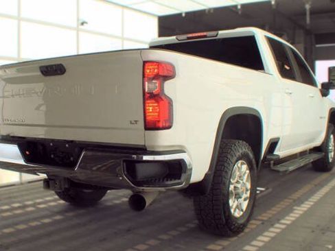 Used 2024 Chevrolet Silverado 2500 LT AWD/4WD image 2