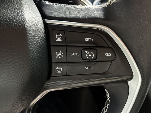 Used 2023 Jeep Grand Cherokee Altitude RWD image 16