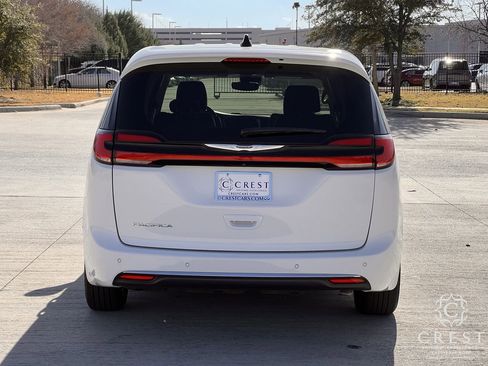 Used 2024 Chrysler Pacifica Touring-L image 4
