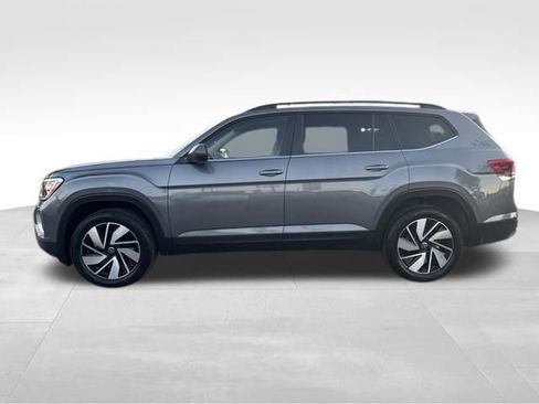 Used 2025 Volkswagen Atlas SE image 2