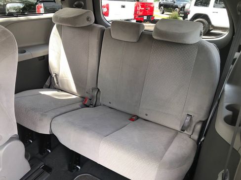 Used 2020 Toyota Sienna LE w/ Carpet Mat Package FWD image 26